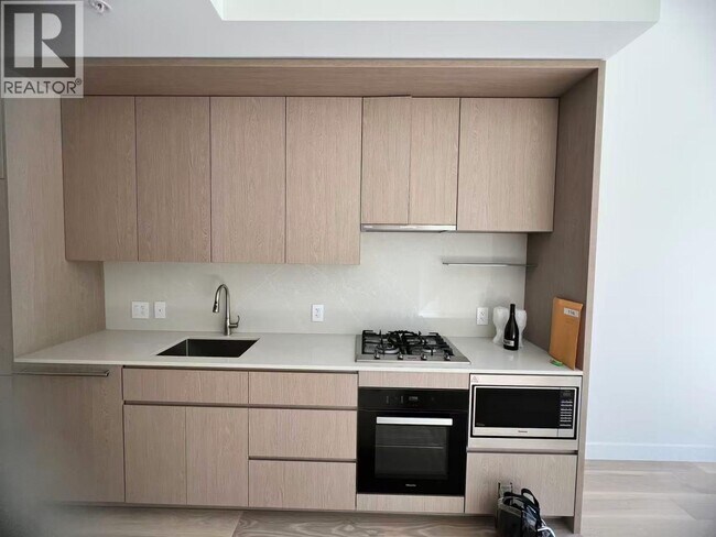 5212 Cambie St. Unit 1xx