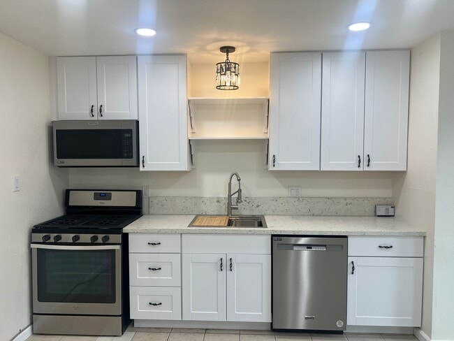 Building Photo - ADORABLE 2 BED DUPLEX WITH NEWER KITCHEN!!