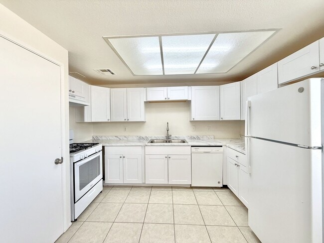 Photo - AVAILABLE NOW!! 3 Bedroom 2 Bathroom Upper Level Unit in Cathedral City! Unit 04
