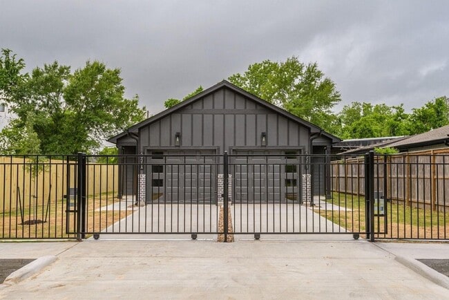 Building Photo - 5921 Mountwood St