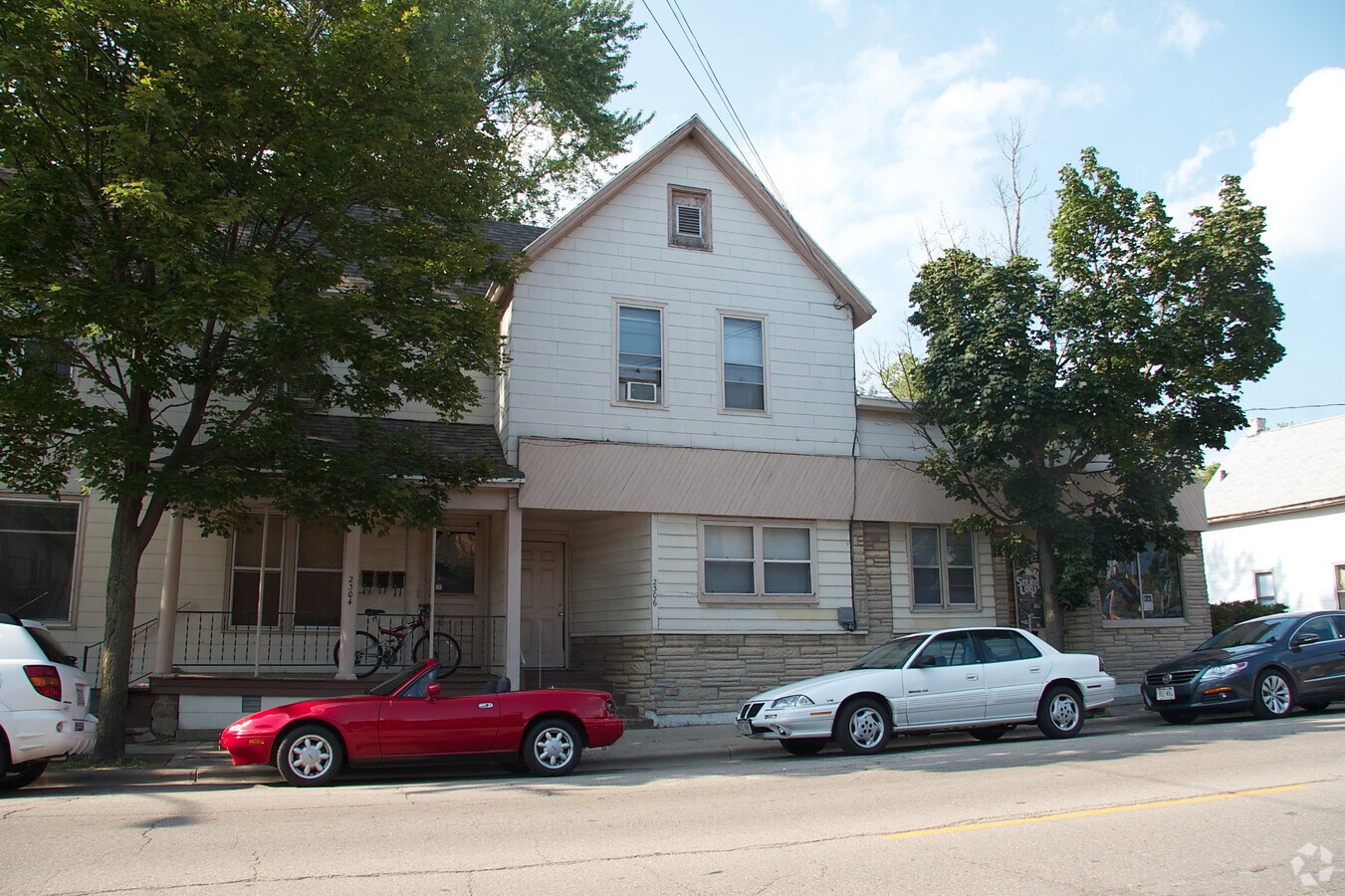 Photo - 2052 Atwood Ave Apartments