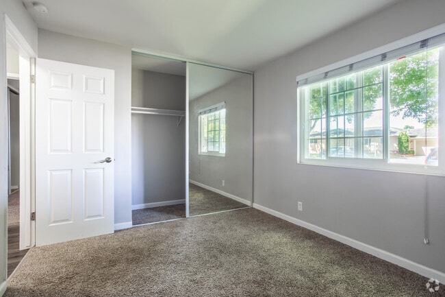 2BR, 1BA - 808 SqFt