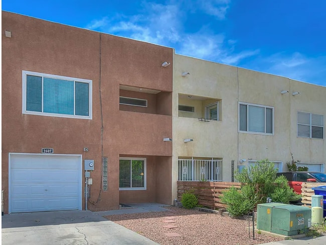 Building Photo - 3 Bedroom, 2.5 Bathroom Home! Schedule a S...