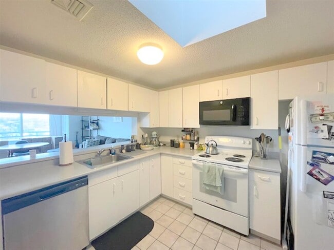 Building Photo - 165 Beacon St Unit 14