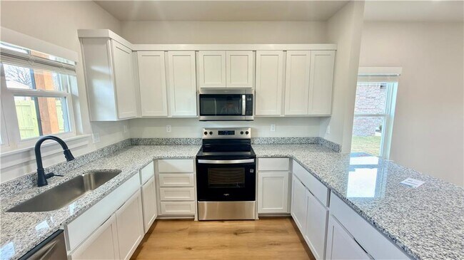 Photo - 512 Cosmos St