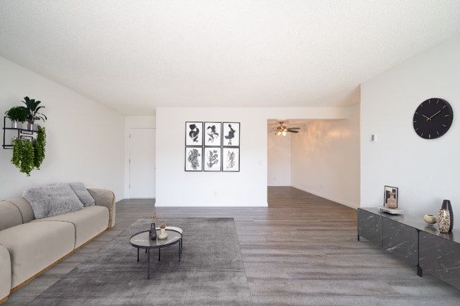 Building Photo - 800 E Bobier Dr Rental
