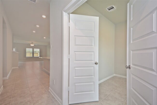 Building Photo - 1015 Modesto Dr