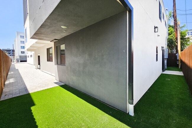 Photo - Boutique Hollywood Living | Stylish 2-Bed ... Apartment Unit 1330 1/4 Tamarind Ave