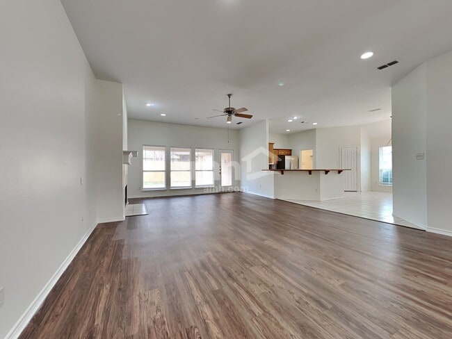 Photo - 1100 Park Gln