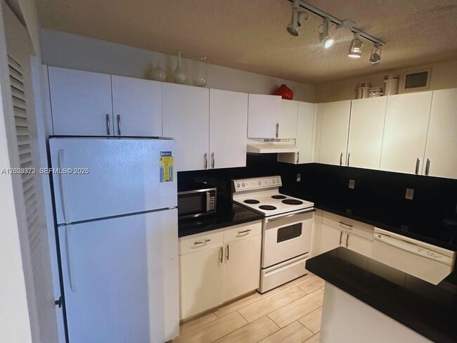 Photo - 19555 E Country Club Dr Unit 8206