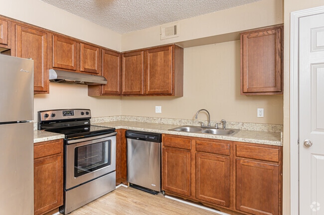 2BR, 1.5BA - 884SF