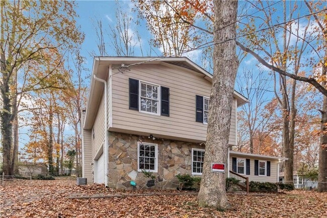 Photo - 888 Chartley Dr SW