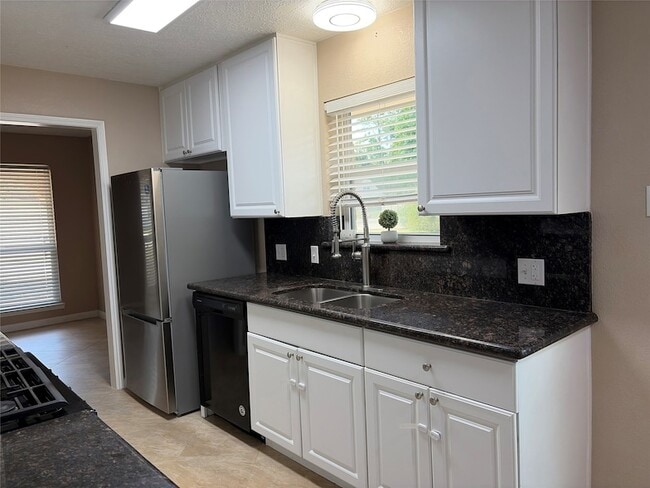 Building Photo - 28922 Savannah Dr