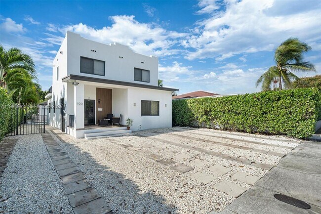 920 SW 9th St