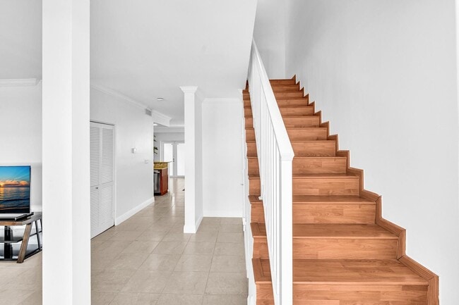 Photo - Fully Furnished Townhome in East Hollywood – Utilities included!