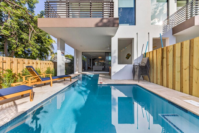 Building Photo - 1121 NE 17th Ave