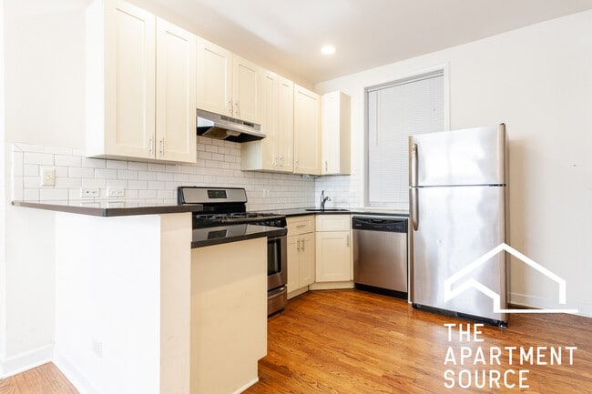 Building Photo - 853 W Cornelia Ave Unit 1N
