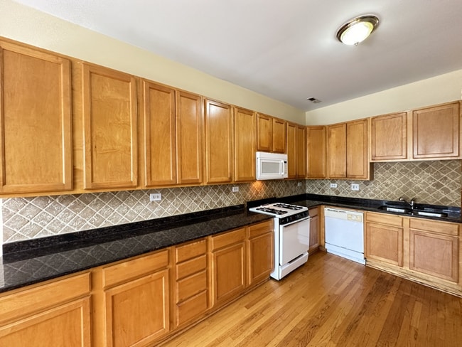 Photo - 2136 W Chicago Ave Unit 2R