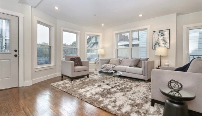 Building Photo - 15 W Bellflower St Unit 1