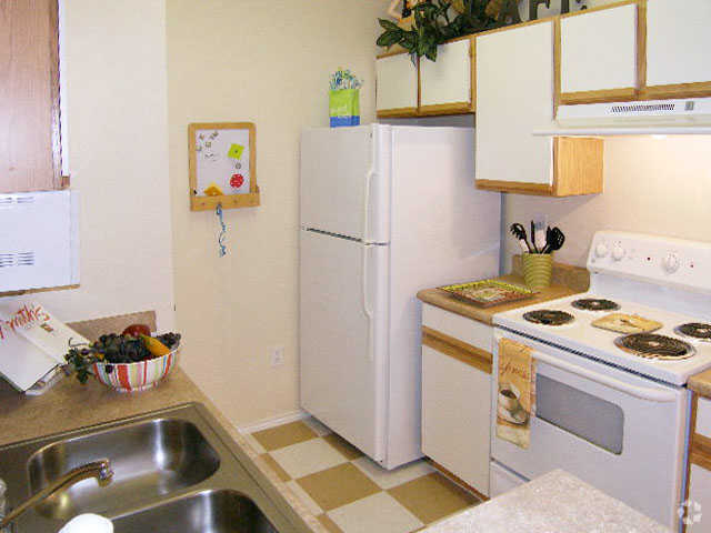 A2 Kitchen - Legacy Oaks Apartments