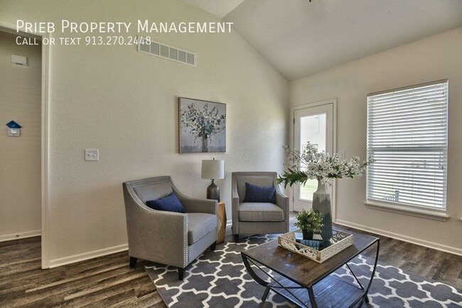 Photo - 443 W Apache St