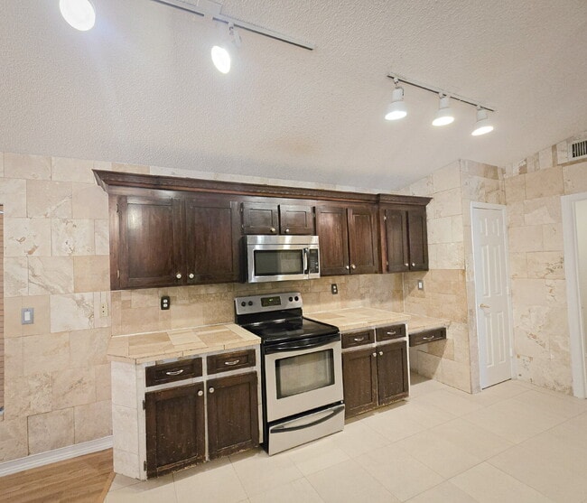 "Charming 3-Bedroom Home with 2 Full Baths in Lakeland – Spacious 1514 Sq Ft Haven!"