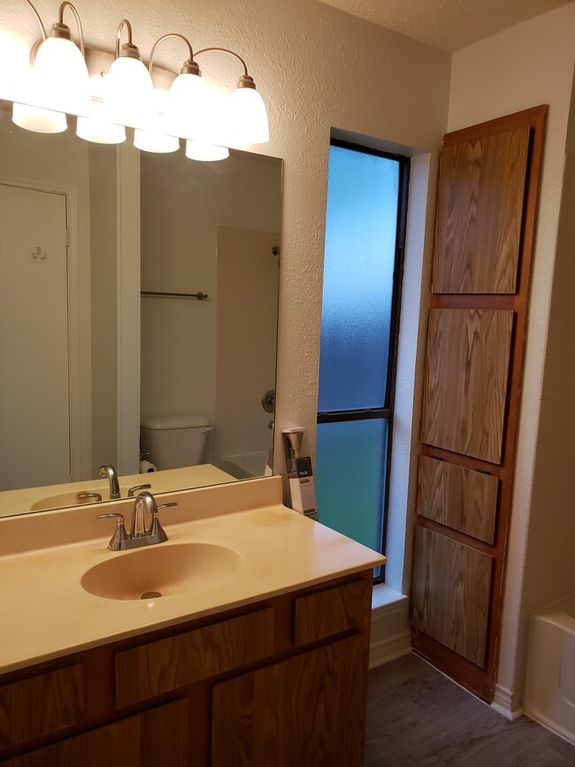 Building Photo - 915 Hyridge St