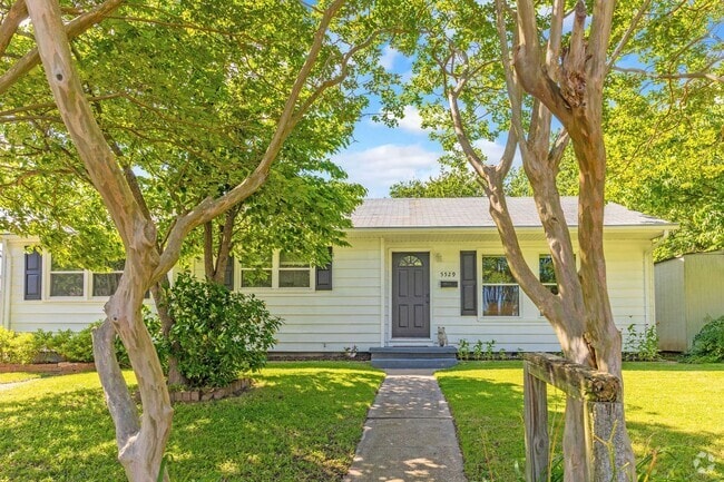 Building Photo - 4 Bed 2 Bath Home for Rent!