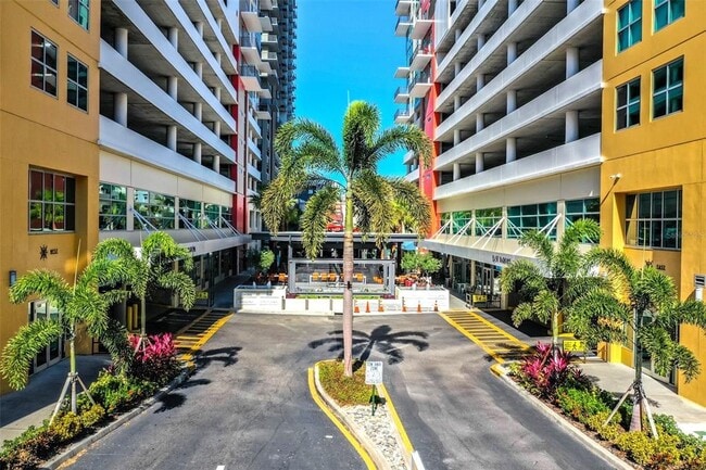 Building Photo - 1208 E Kennedy Blvd Unit 1126