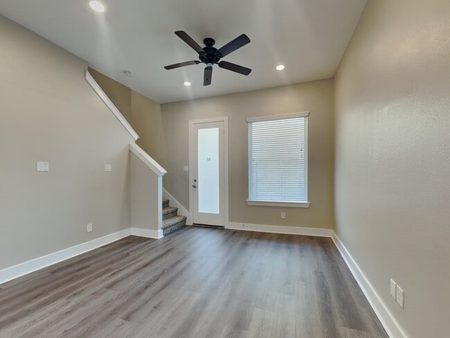 Photo - 223 Oriole St