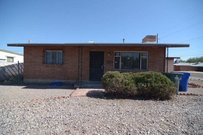 Building Photo - Charming 2 Bedroom 1 Bath Home! Central Tucson Location!
