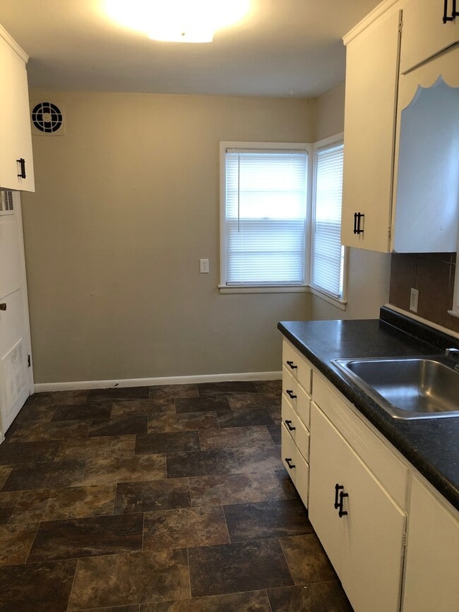 Photo - 3 bed 1 bath $1295 3 Bed 1 Bath with attached Garage