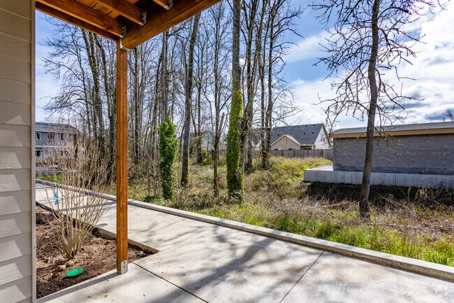 2BR, 2BA - 990 SF