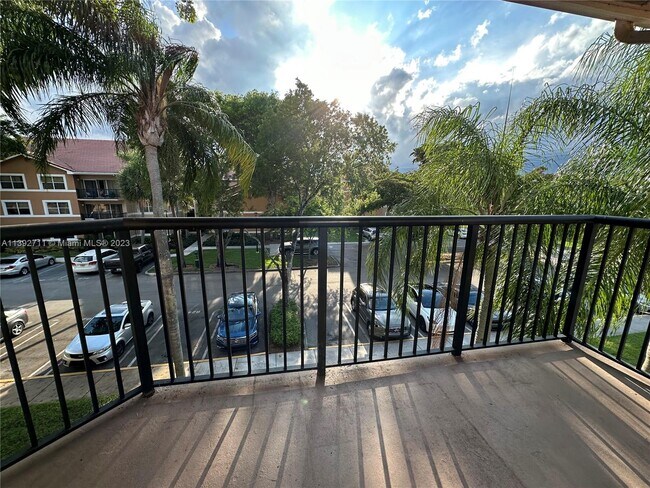 Photo - 8801 Wiles Rd Unidad 303