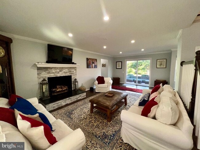 Building Photo - 909 St Stephens Rd