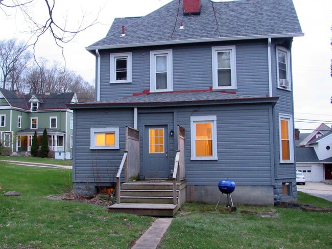 Building Photo - 529 Chestnut St Unit First Floor