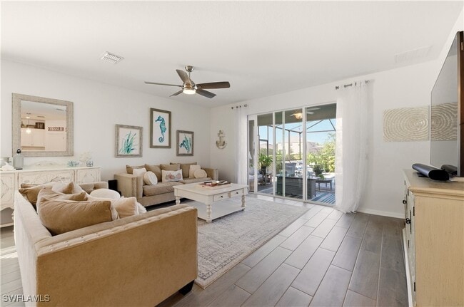 Photo - 2537 Kona Wy