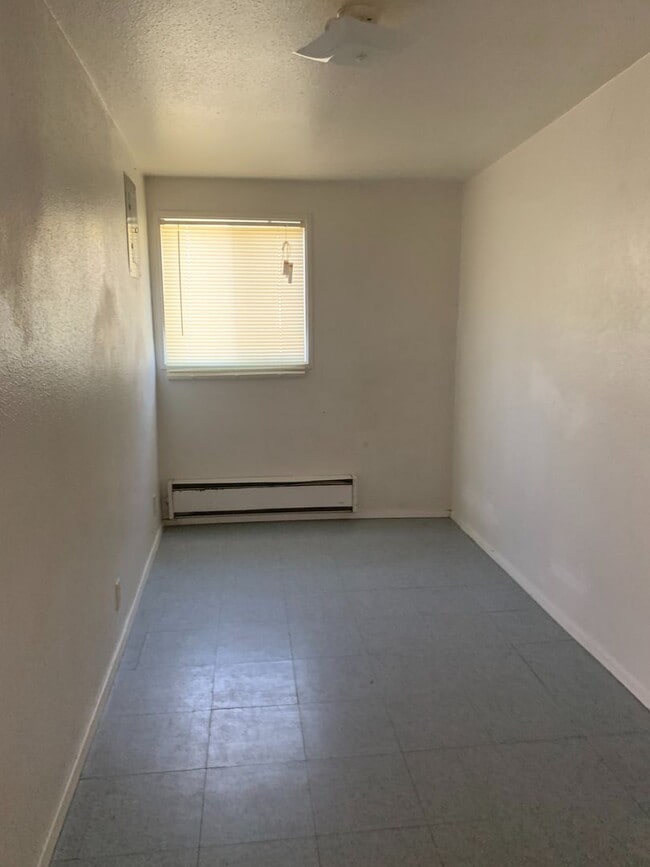 Building Photo - 2 bedroom 1.5 bath duplex