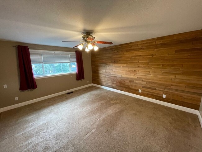 Photo - Fantastic, Dog Friendly 4 Bedroom Home!