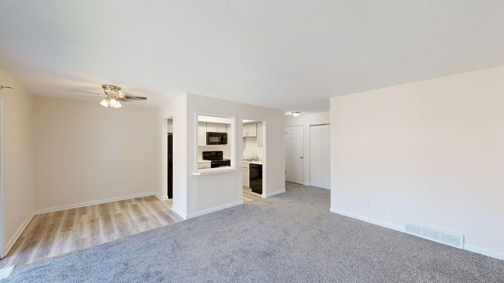 1BR, 1BA - 650 SF - Living Room