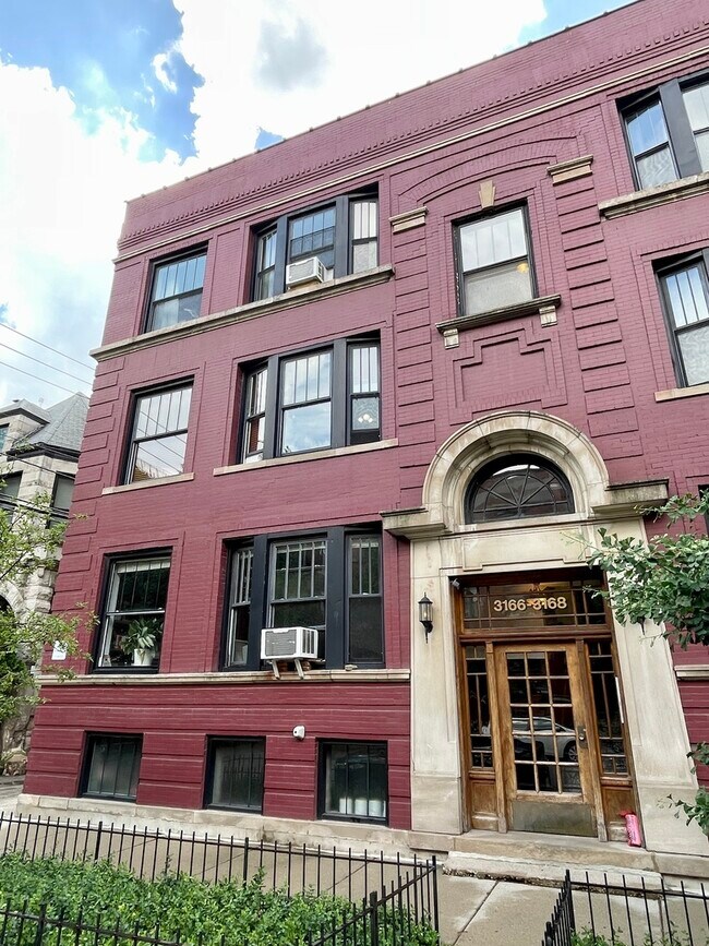 Building Photo - 3166 N Pine Grove Ave Rental