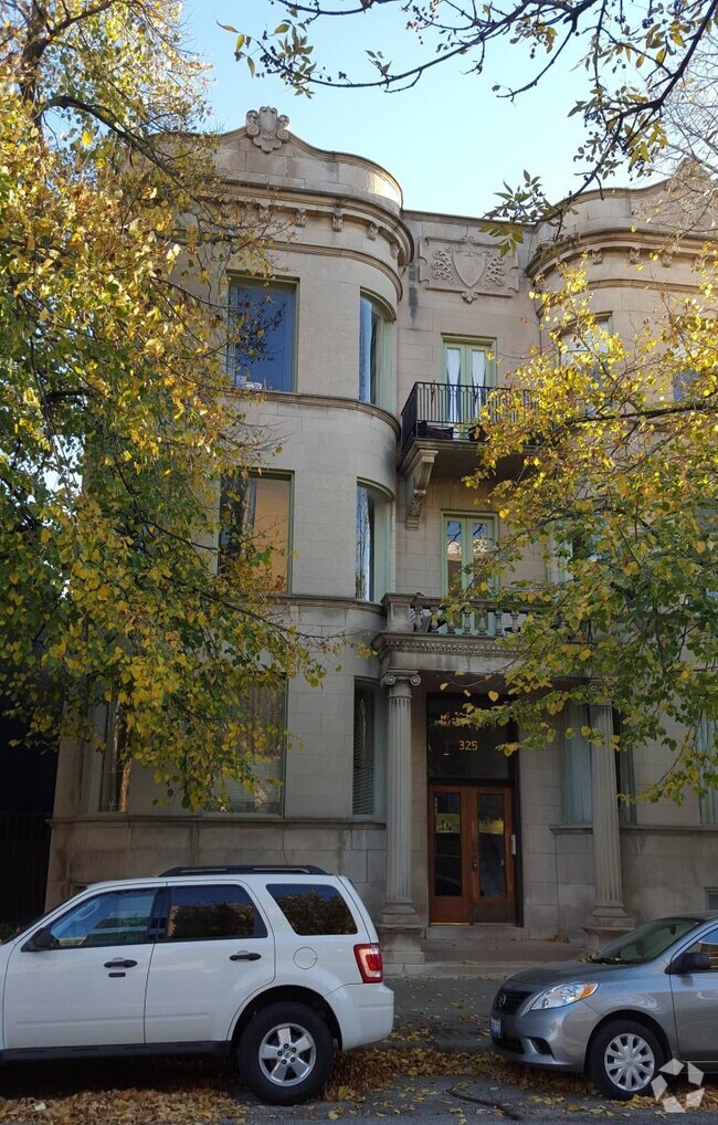 Building Photo - 325 W Wisconsin St Unit 2W Rental