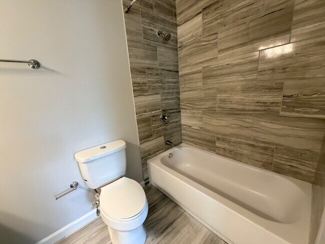 3 bedroom and 2 bathrooms has newly renovated modern home in Southtown unit ready to move in!