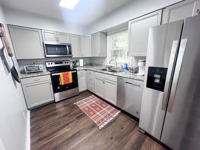 Photo - Beautiful 3 Bedroom Near Campus