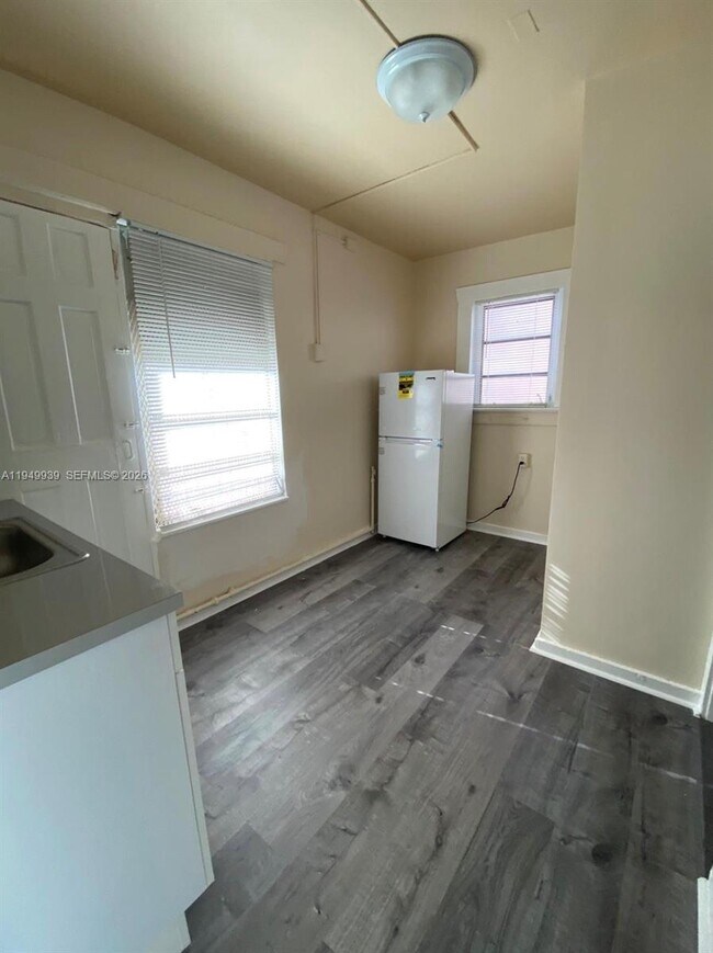 Photo - 1011 SW 5th St Unit 2