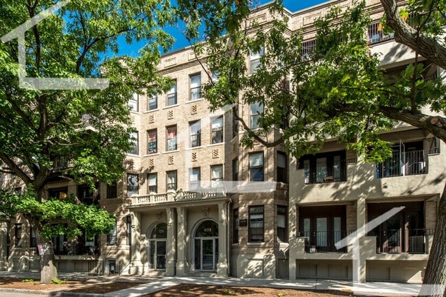 Building Photo - 3Br/1.5Bth,Great location! Right on T