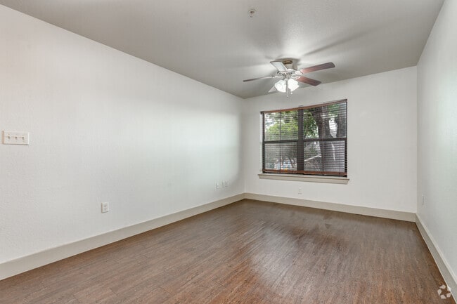 1BR, 1BA - 508SF - Living Room