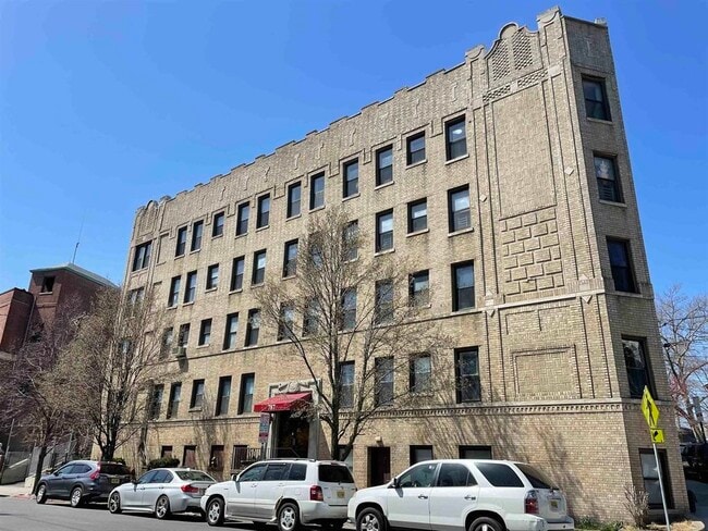 Building Photo - 787 Summit Ave Unit 7