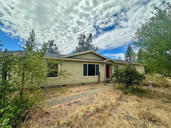 Building Photo - 3 Bedroom 2 Bath nestled in Grass Valley Rental