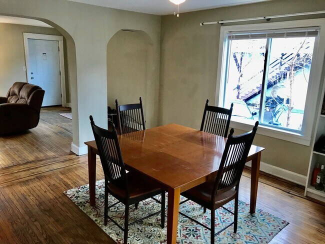 Photo - GREAT Remodeled 5BD/2.5BA Property near Di...